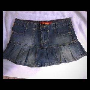Pleated denim skirt